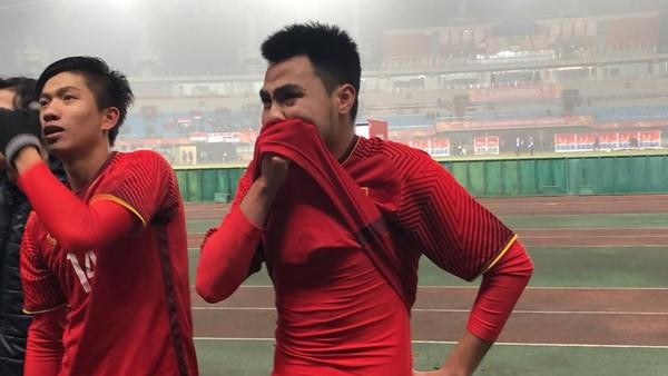 Tiền vệ U23 Việt Nam gạt nỗi đau mất người thân thi đấu hết mình cùng đồng đội giành chiến thắng-2