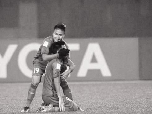 Tiền vệ U23 Việt Nam gạt nỗi đau mất người thân thi đấu hết mình cùng đồng đội giành chiến thắng