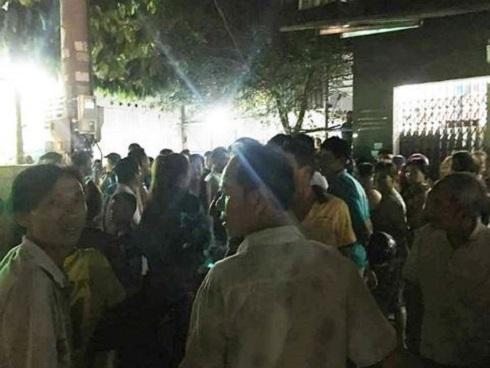 Thanh sắt rơi trúng đâm thủng nóc xe taxi, hành khách tử vong-4