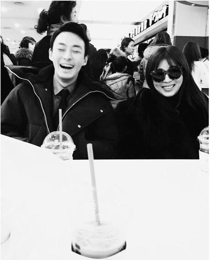 Sao Hàn 24/1: Ha ji Won gọi em trai tự tử vì bệnh trầm cảm là ngôi sao xinh đẹp của chị-1