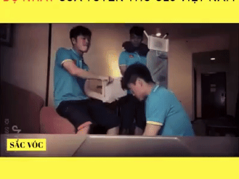 Chết cười xem đội trưởng U23 Việt Nam - Xuân Trường 'tát' đồng đội tới tấp