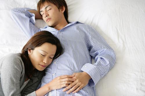 Chỉ ngủ trong sáng cùng gái ế, trai trẻ kiếm bộn tiền-1