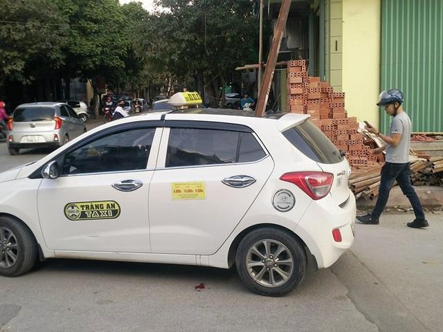 Thanh sắt rơi trúng đâm thủng nóc xe taxi, hành khách tử vong-2