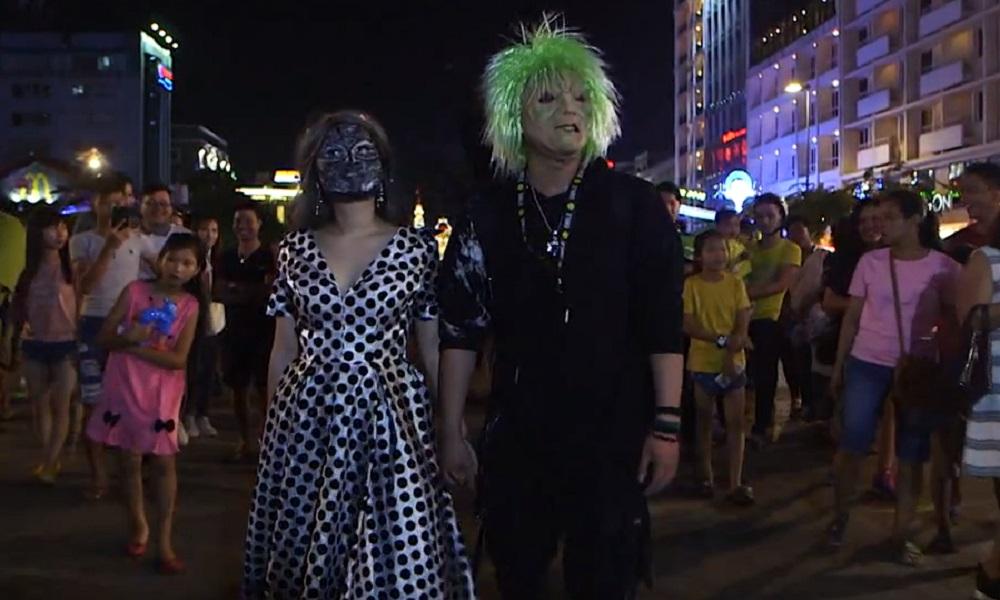 Phát ngôn vạ miệng, chàng nghệ sĩ trẻ nhận ngay thẻ đỏ từ đối phương-5