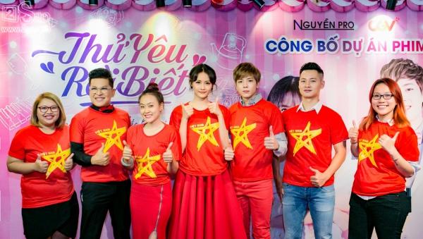 Trương Mỹ Nhân tạo dáng ăn mừng bàn thắng của cầu thủ U23 Việt Nam-1