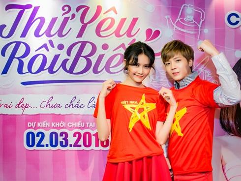 Trương Mỹ Nhân tạo dáng ăn mừng bàn thắng của cầu thủ U23 Việt Nam