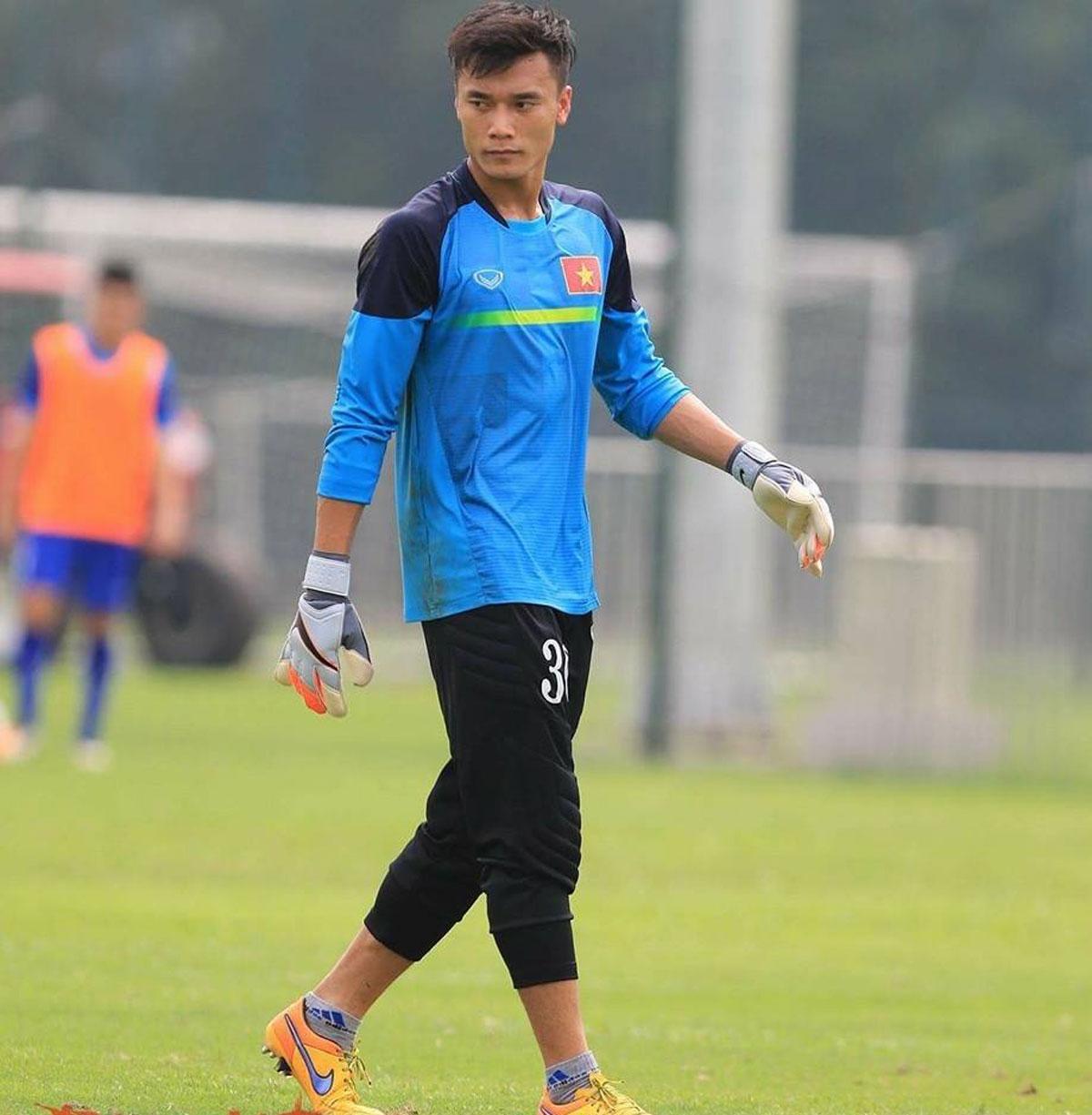 Không chỉ bắt bóng giỏi, thủ môn Bùi Tiến Dũng còn có giọng hát cực bắt tai-1