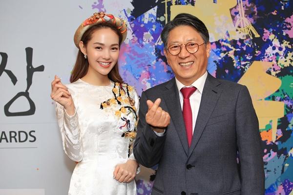 Bạn trai Soo Young (SNSD) chăm chú lắng nghe Minh Hằng thể hiện khả năng nói tiếng Hàn-1