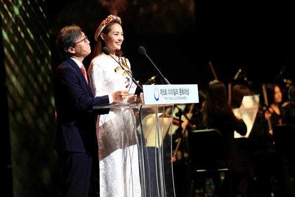 Bạn trai Soo Young (SNSD) chăm chú lắng nghe Minh Hằng thể hiện khả năng nói tiếng Hàn-6