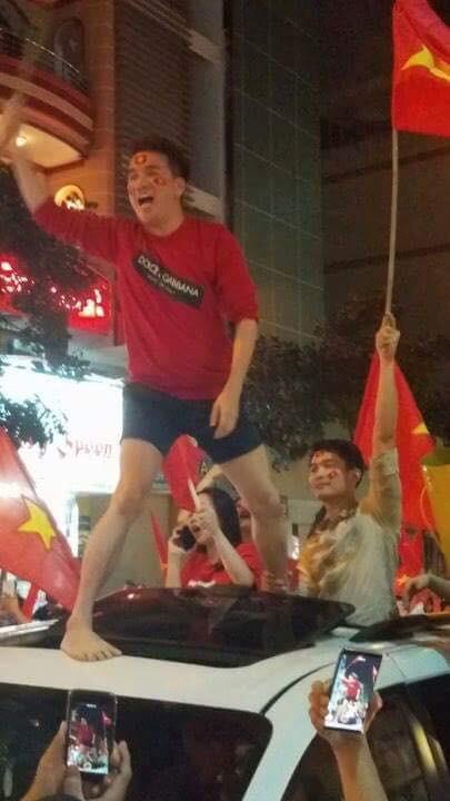Street style sao Việt nhuốm màu cờ Tổ Quốc mừng chiến thắng tuyển U23 Việt Nam-1