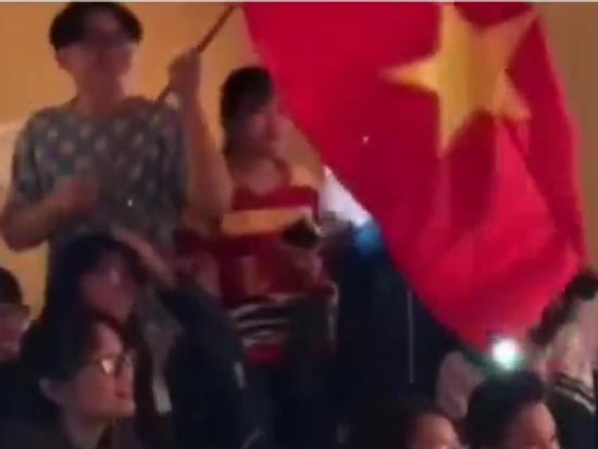 Clip: Khi Kpop fan cổ vũ cho đội tuyển U23 Việt Nam