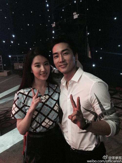 Ngưỡng mộ 2 năm yêu đương đầy mật ngọt, ai ngờ Lưu Diệc Phi và Song Seung Hun chia tay bất ngờ đến thế!-13