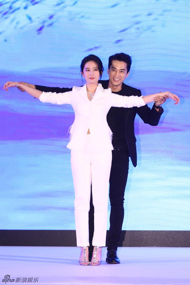 Ngưỡng mộ 2 năm yêu đương đầy mật ngọt, ai ngờ Lưu Diệc Phi và Song Seung Hun chia tay bất ngờ đến thế!-6