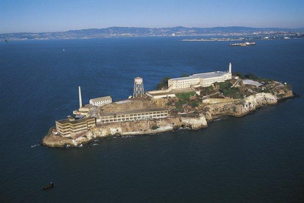 NHƯ TRÒ ĐÙA: Kẻ đào tẩu khỏi nhà tù bất khả xâm phạm Alcatraz gửi thư trêu cảnh sát sau 50 năm trốn thoát-1