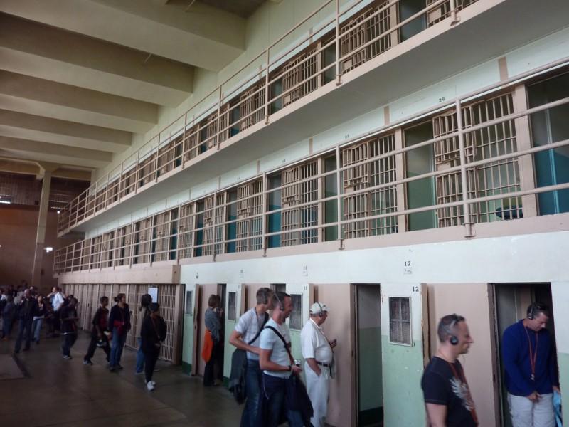 NHƯ TRÒ ĐÙA: Kẻ đào tẩu khỏi nhà tù bất khả xâm phạm Alcatraz gửi thư trêu cảnh sát sau 50 năm trốn thoát-2