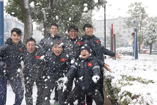 Thầy trò Park Hang Seo hân hoan đón tuyết tại Trung Quốc trước khi bước vào trận cuối kinh điển-1
