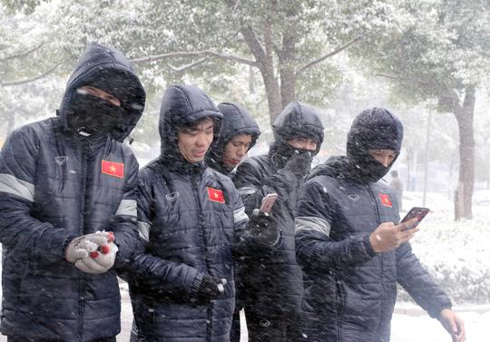 Thầy trò Park Hang Seo hân hoan đón tuyết tại Trung Quốc trước khi bước vào trận cuối kinh điển-2