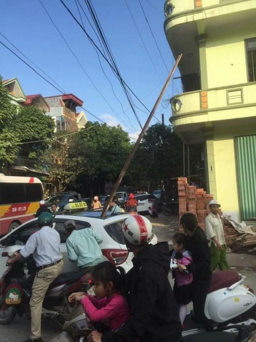Vụ người đàn ông bị thanh sắt công trình rơi xuyên taxi trúng đầu tử vong: Triệu tập nhóm công nhân xây dựng-1