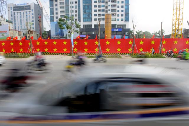 Ảnh: Đường phố Hà Nội rực đỏ cờ Tổ quốc trước trận chung kết U23 Việt Nam-2