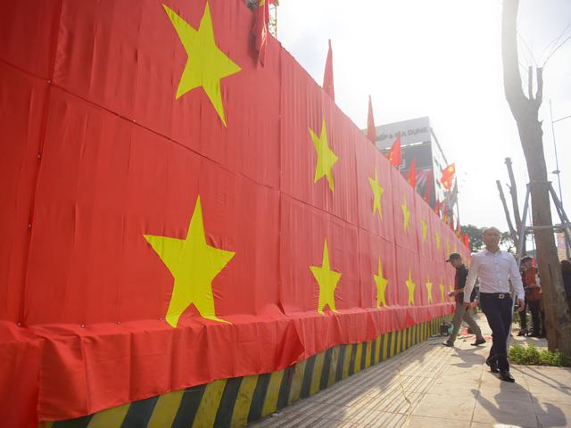 Ảnh: Đường phố Hà Nội rực đỏ cờ Tổ quốc trước trận chung kết U23 Việt Nam-4