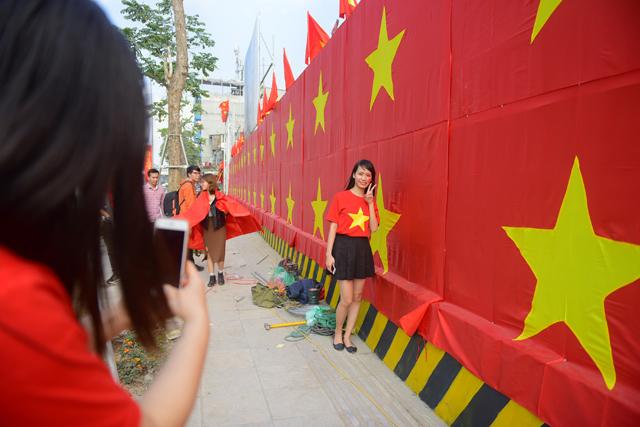 Ảnh: Đường phố Hà Nội rực đỏ cờ Tổ quốc trước trận chung kết U23 Việt Nam-5