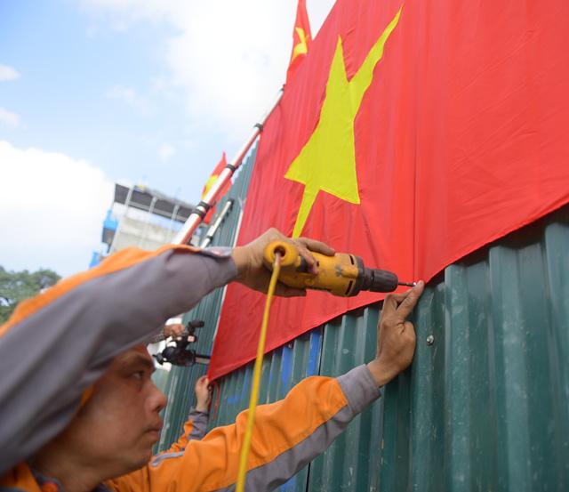 Ảnh: Đường phố Hà Nội rực đỏ cờ Tổ quốc trước trận chung kết U23 Việt Nam-7