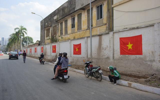 Ảnh: Đường phố Hà Nội rực đỏ cờ Tổ quốc trước trận chung kết U23 Việt Nam-8