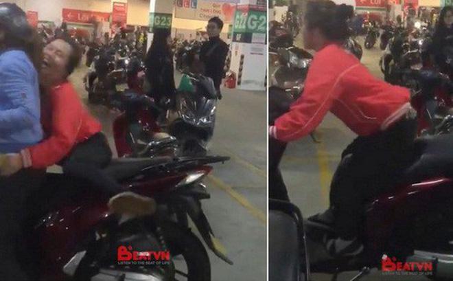 Giữa cơn bão U23 Việt Nam, clip chân ngắn leo xe SH vẫn sốt chóng mặt-1
