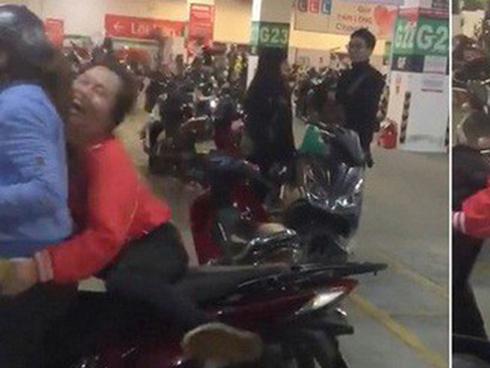 Giữa cơn bão U23 Việt Nam, clip chân ngắn leo xe SH vẫn 'sốt' chóng mặt