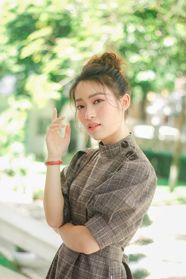 Hot girl - hot boy Việt: Heo Mi Nhon thích thú khi con gái 1 tuổi có thể tự xúc cơm ăn dù đang bị ốm-6