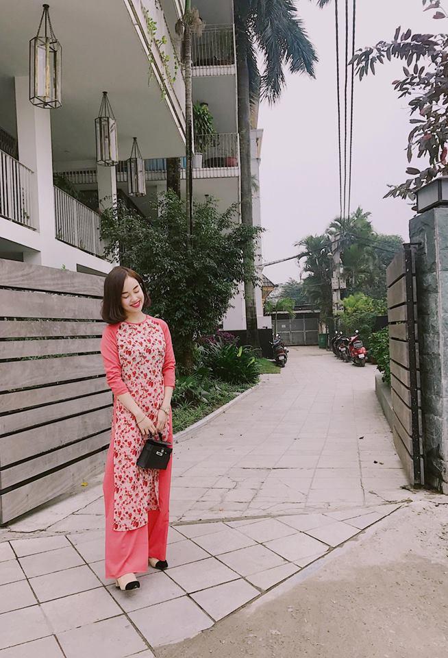 Hot girl - hot boy Việt: Heo Mi Nhon thích thú khi con gái 1 tuổi có thể tự xúc cơm ăn dù đang bị ốm-3