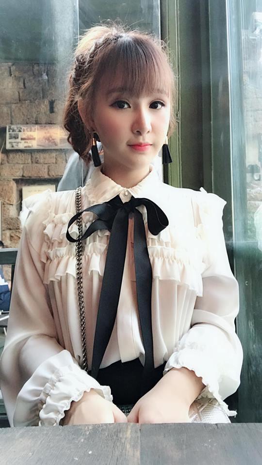 Hot girl - hot boy Việt: Heo Mi Nhon thích thú khi con gái 1 tuổi có thể tự xúc cơm ăn dù đang bị ốm-5