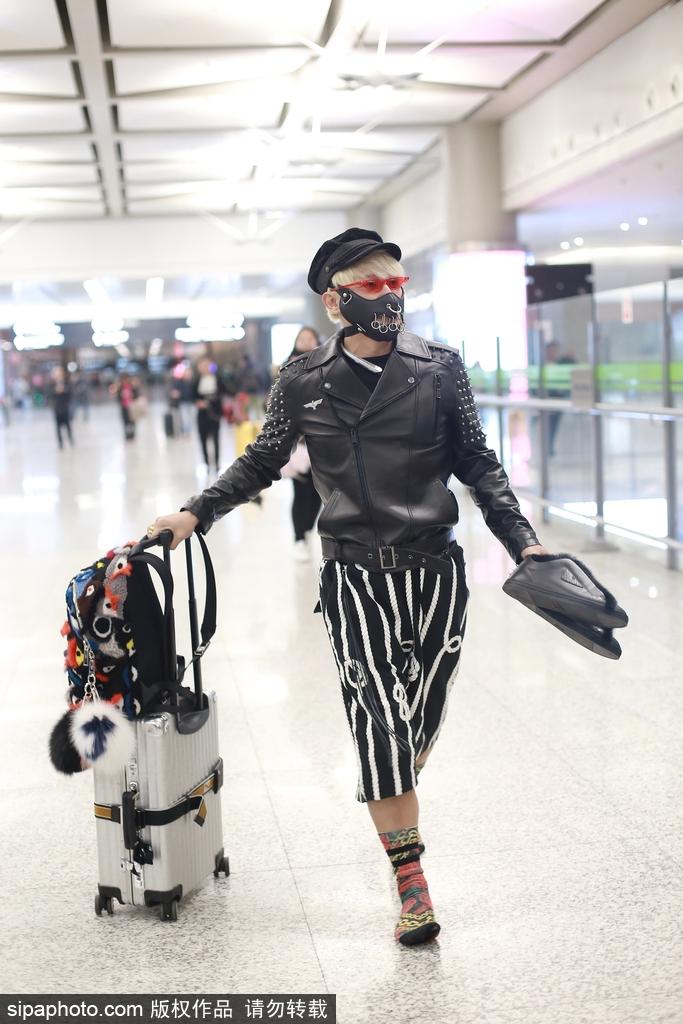 Style sân bay Đông Tây kim cổ lẫn lộn, ai đã làm Nhĩ Thái Trần Chí Bằng thành ra thế này?-6