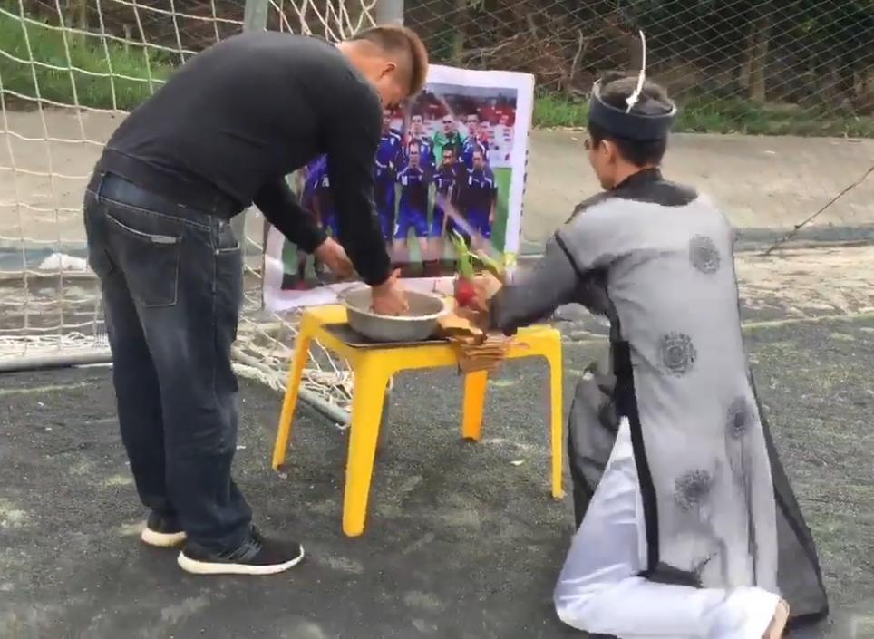 CỰC HÀI Pháp sư lập đàn cầu chiến thắng cho đội tuyển U23 Việt Nam-1