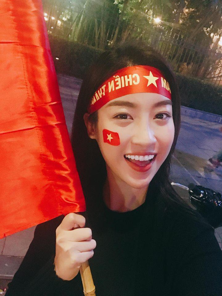 Á hậu Thanh Tú đã có mặt tại Trung Quốc, sẵn sàng phủ cờ đỏ sao vàng cổ vũ U23 Việt Nam vô địch-4