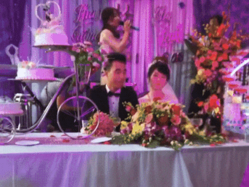 Kể lể chuyện tình đã qua với chú rể, cô gái trong clip khiến cả hội trường đám cưới ngơ ngác-1