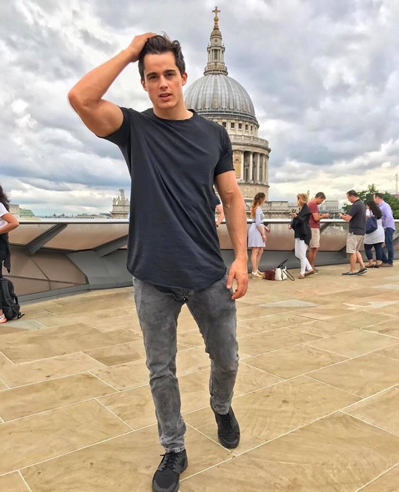 Style đậm chất soái ca của tiến sĩ trẻ bị dân mạng nhầm là cầu thủ Qatar mang áo số 15-3