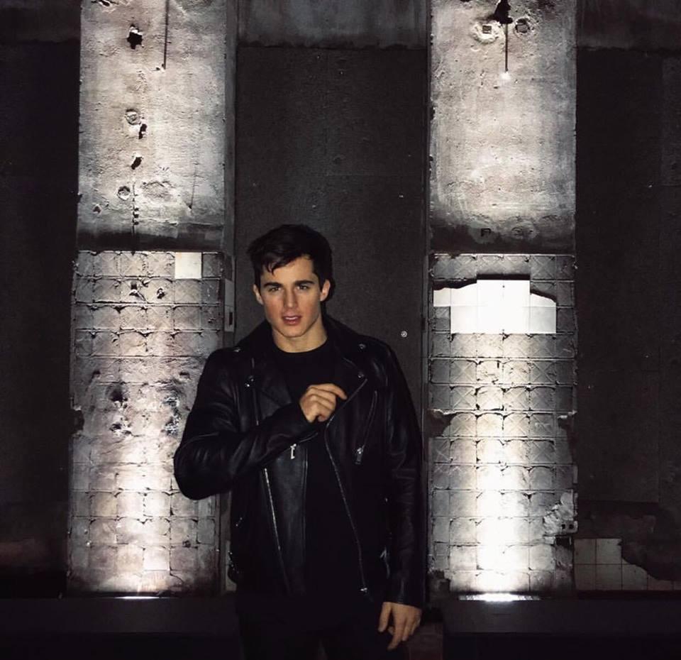 Style đậm chất soái ca của tiến sĩ trẻ bị dân mạng nhầm là cầu thủ Qatar mang áo số 15-4