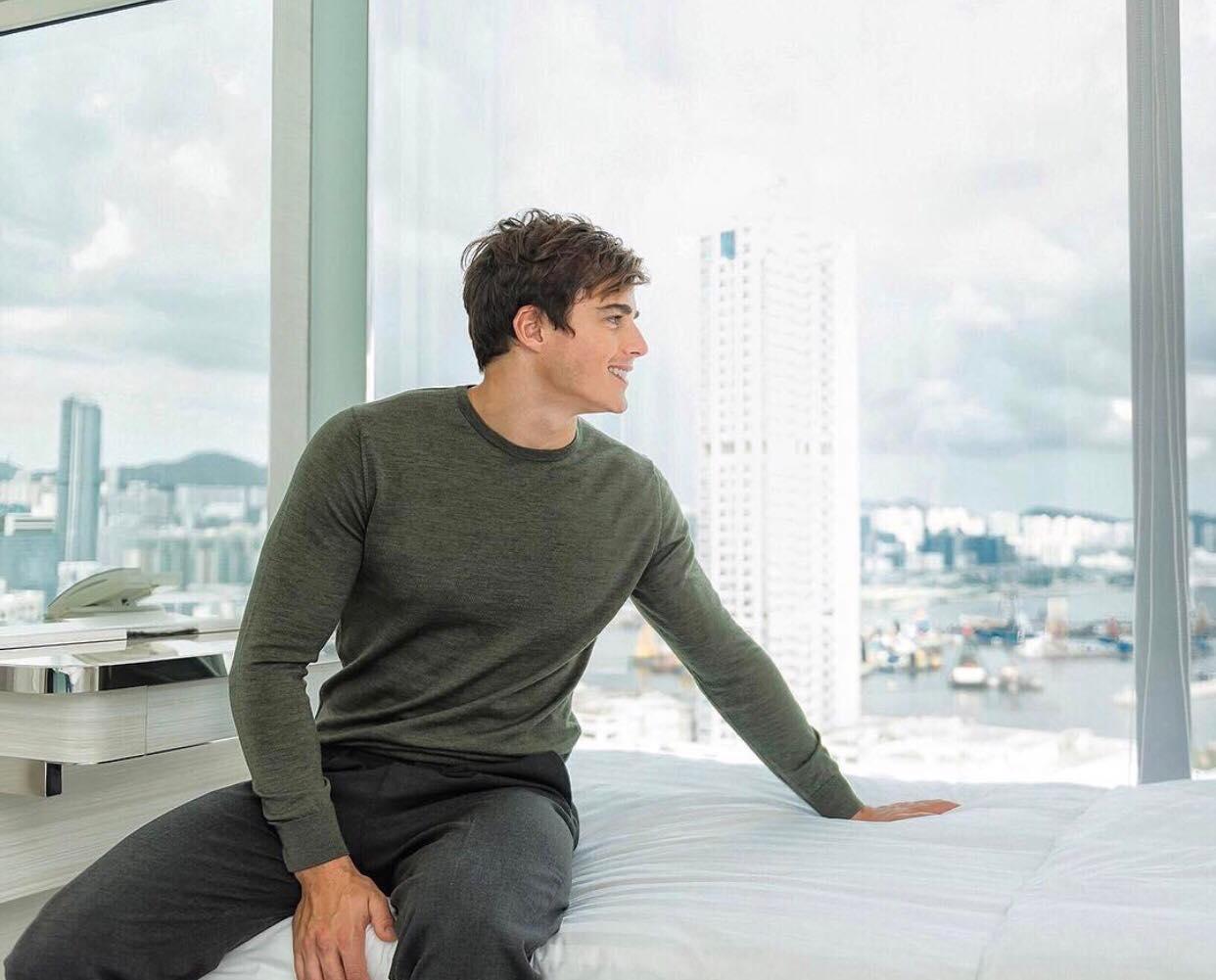 Style đậm chất soái ca của tiến sĩ trẻ bị dân mạng nhầm là cầu thủ Qatar mang áo số 15-5