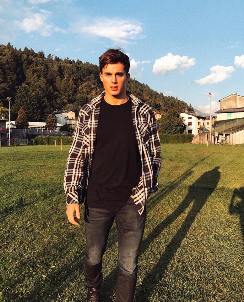 Style đậm chất soái ca của tiến sĩ trẻ bị dân mạng nhầm là cầu thủ Qatar mang áo số 15-6