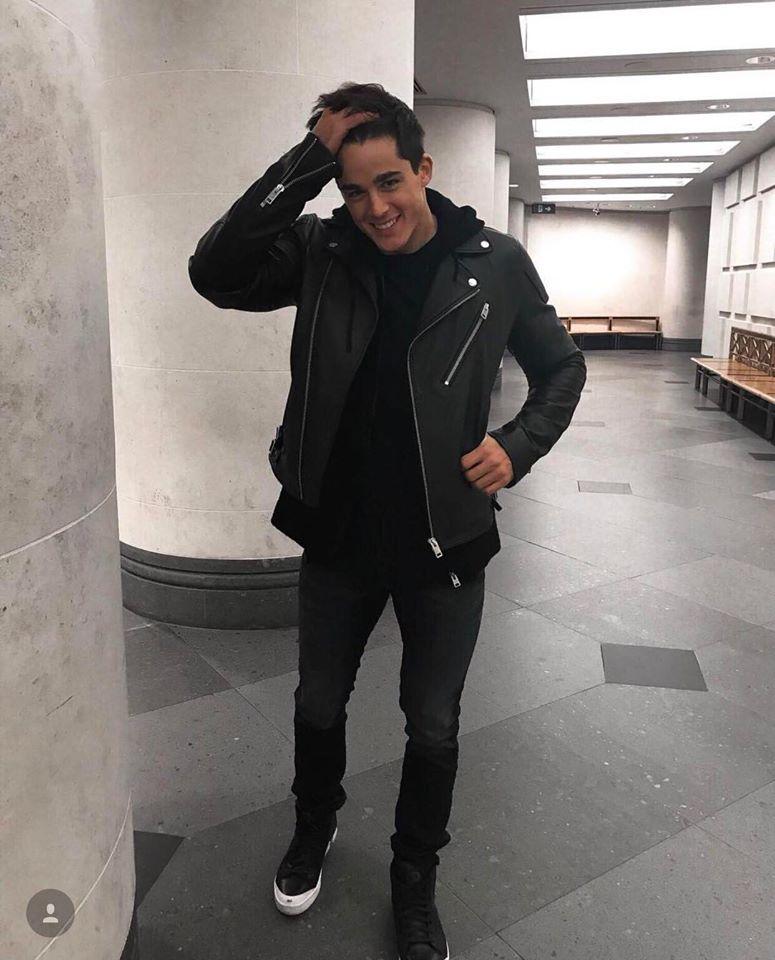 Style đậm chất soái ca của tiến sĩ trẻ bị dân mạng nhầm là cầu thủ Qatar mang áo số 15-7