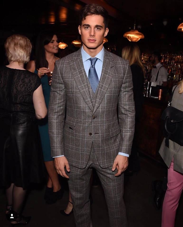 Style đậm chất soái ca của tiến sĩ trẻ bị dân mạng nhầm là cầu thủ Qatar mang áo số 15-8