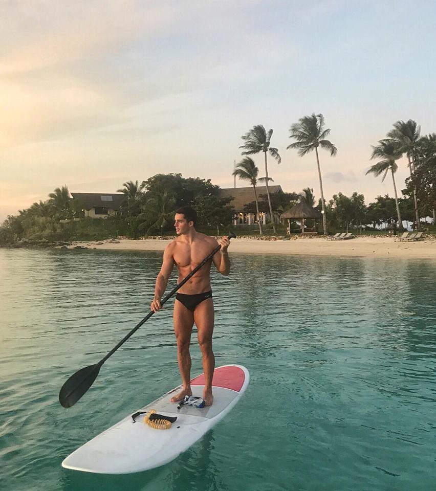 Style đậm chất soái ca của tiến sĩ trẻ bị dân mạng nhầm là cầu thủ Qatar mang áo số 15-10