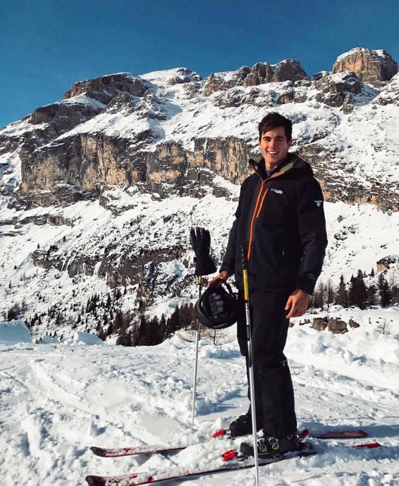 Style đậm chất soái ca của tiến sĩ trẻ bị dân mạng nhầm là cầu thủ Qatar mang áo số 15-12