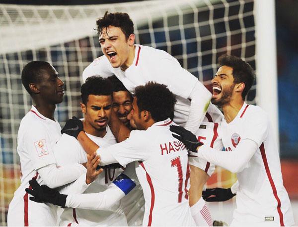 Style đậm chất soái ca của tiến sĩ trẻ bị dân mạng nhầm là cầu thủ Qatar mang áo số 15-2