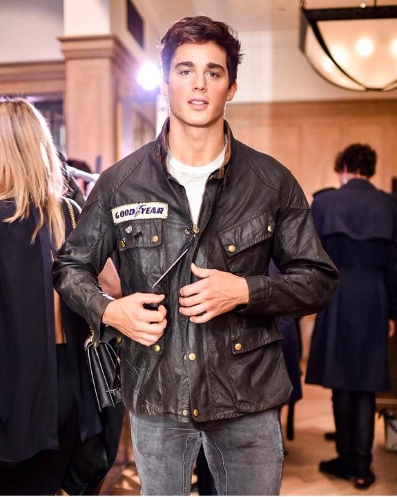 Style đậm chất soái ca của tiến sĩ trẻ bị dân mạng nhầm là cầu thủ Qatar mang áo số 15-9