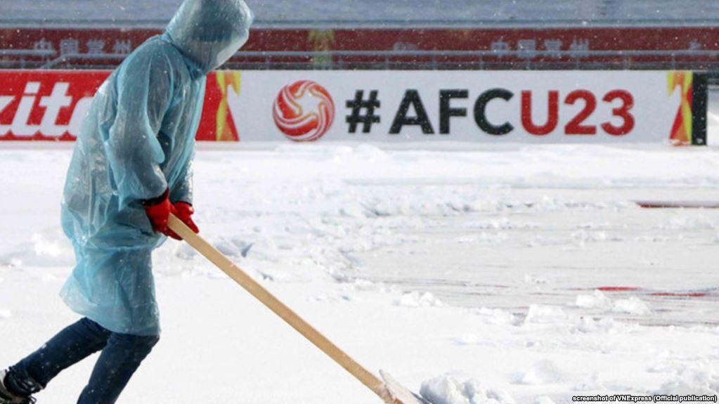 Thời tiết trận chung kết U23 Châu Á xuống -2 độ C, máy ủi tuyết hoạt động hết công suất trên sân vận động-2