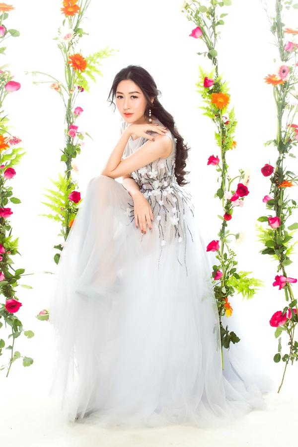 Hoa hậu Huỳnh Thúy Anh hóa nàng xuân chào năm mới 2018-1