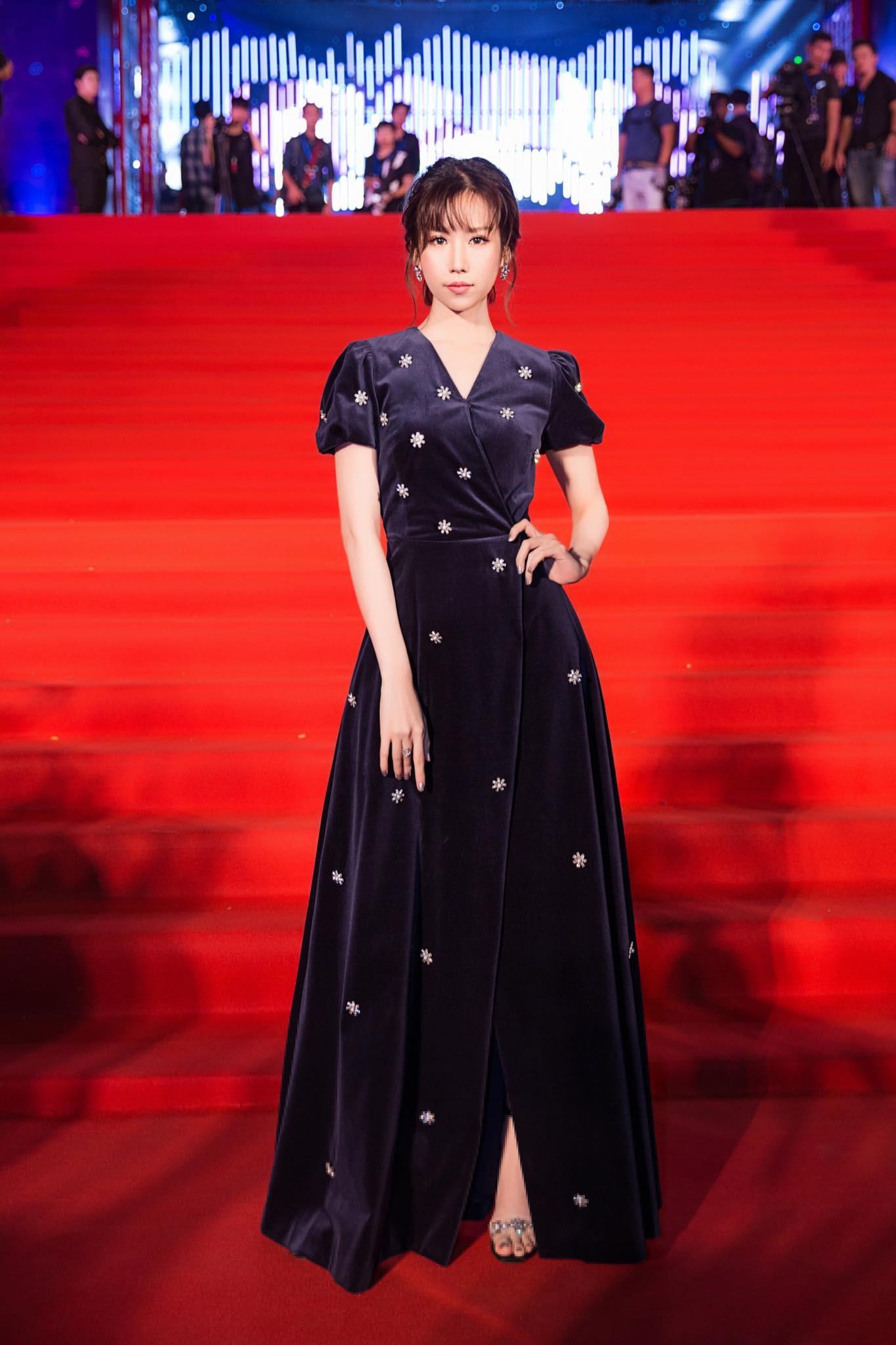 Angela Phương Trinh - Đỗ Mỹ Linh công phá thảm đỏ với sắc vàng rực rỡ nhất tuần qua-1