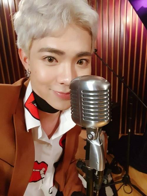 Không phải sao nữ nào mà chàng ca sĩ này mới chính là trùm choker của Vbiz-4